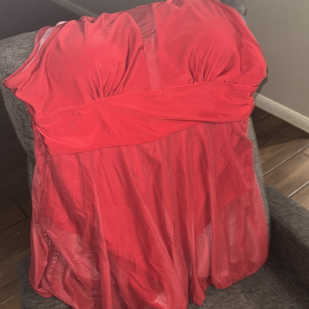 This is the cutest red bathing suit ever!! ♥️ you’ll look lovely! Size 4X!